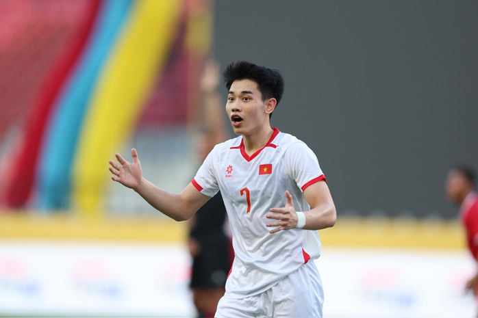 Clip bàn thắng gây tranh cãi của Nguyễn Đình Bắc tại SEA Games 33 - Ảnh 2.