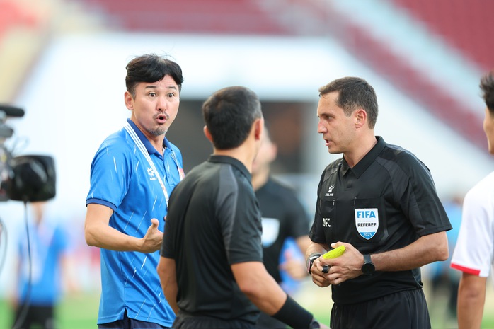 Clip bàn thắng gây tranh cãi của Nguyễn Đình Bắc tại SEA Games 33 - Ảnh 3.