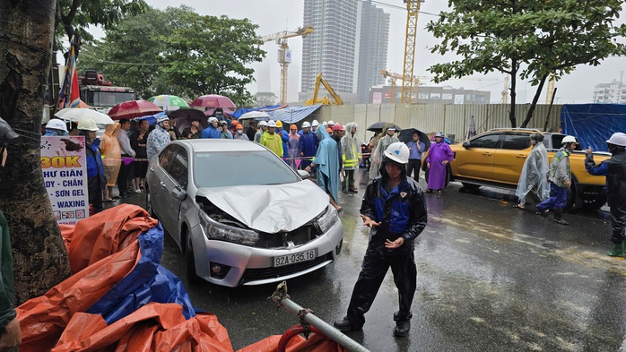 Khoảnh khắc hố tử thần xuất hiện tại Đà Nẵng khiến ô tô và công nhân rơi xuống - Ảnh 2.