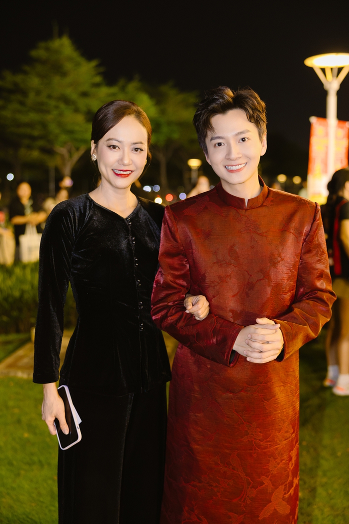 Trấn Th&agrave;nh v&agrave; Trường Giang ch&uacute;c mừng Thu Trang, Tiến Luật - Ảnh 3.