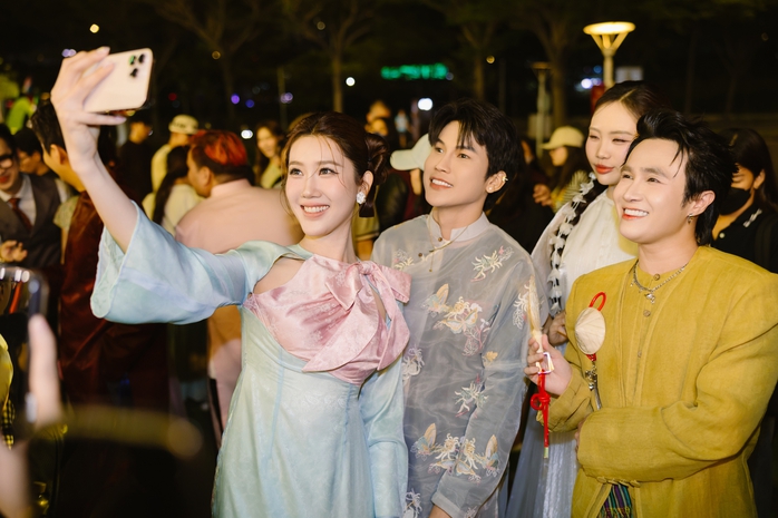 Trấn Th&agrave;nh v&agrave; Trường Giang ch&uacute;c mừng Thu Trang, Tiến Luật - Ảnh 18.