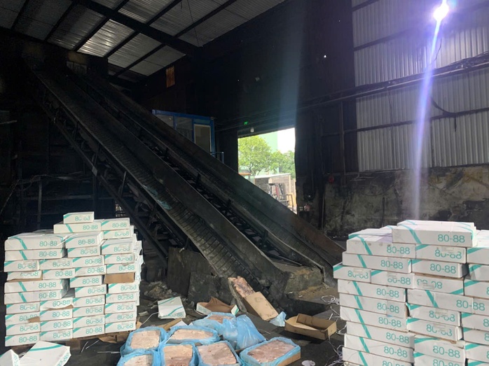 Sự thật bất ngờ khi C&ocirc;ng an TPHCM kiểm tra 11 cơ sở chế biến thực phẩm - Ảnh 6.