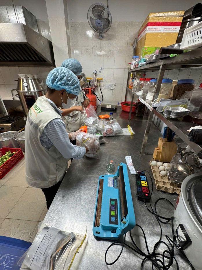 Sự thật bất ngờ khi C&ocirc;ng an TPHCM kiểm tra 11 cơ sở chế biến thực phẩm - Ảnh 4.