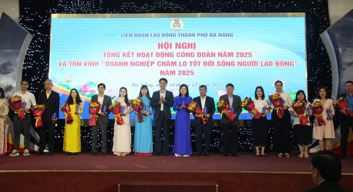 C&ocirc;ng đo&agrave;n Đ&agrave; Nẵng: Hơn 133 tỉ đồng hỗ trợ người lao động, t&ocirc;n vinh 56 doanh nghiệp ti&ecirc;u biểu - Ảnh 1.