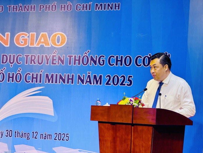 TPHCM trang bị hơn 10.600 bản s&aacute;ch l&yacute; luận, ch&iacute;nh trị cho cơ sở - Ảnh 2.