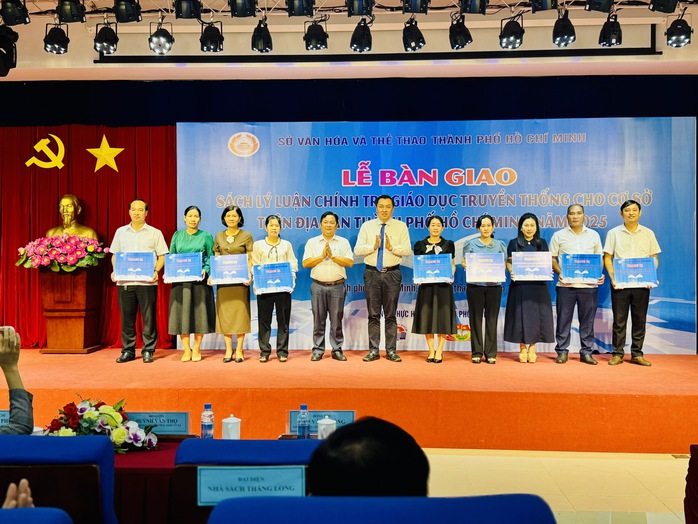 TPHCM trang bị hơn 10.600 bản s&aacute;ch l&yacute; luận, ch&iacute;nh trị cho cơ sở - Ảnh 3.