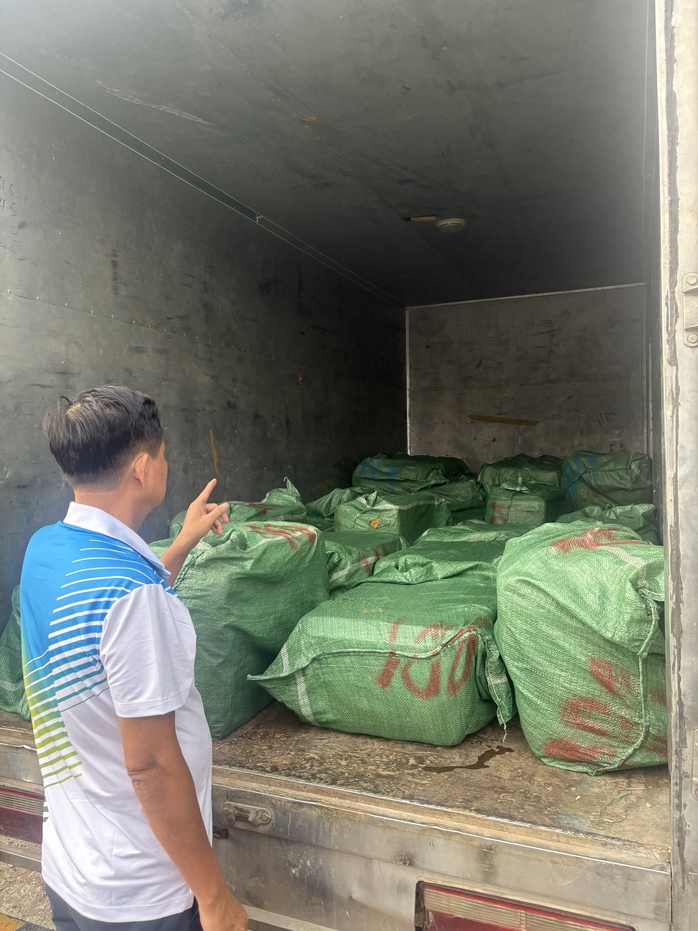 Sự thật bất ngờ khi C&ocirc;ng an TPHCM kiểm tra 11 cơ sở chế biến thực phẩm - Ảnh 1.