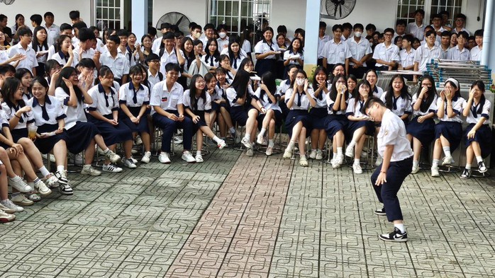 Từ 1-2026, to&agrave;n trường học từ THCS ở TPHCM sẽ hạn chế d&ugrave;ng điện thoại giờ ra chơi với học sinh  - Ảnh 1.