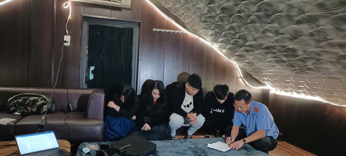 Bắt quả tang nh&oacute;m trai xinh , g&aacute;i đẹp sử dụng ma t&uacute;y ở Quảng Trị - Ảnh 1.