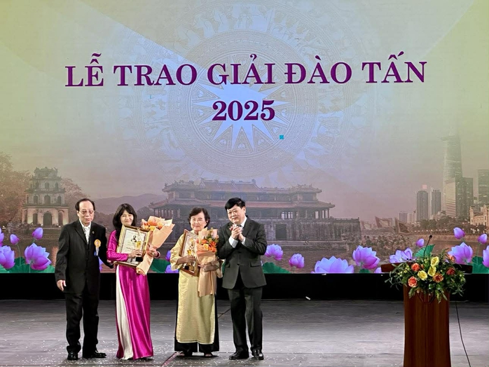 Trung Hiếu, Thanh Hiệp, Hồ Ngọc Trinh được trao giải thưởng Đ&agrave;o Tấn - Ảnh 6.