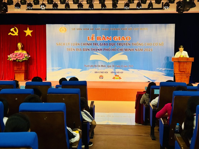 TPHCM trang bị hơn 10.600 bản s&aacute;ch l&yacute; luận, ch&iacute;nh trị cho cơ sở - Ảnh 1.