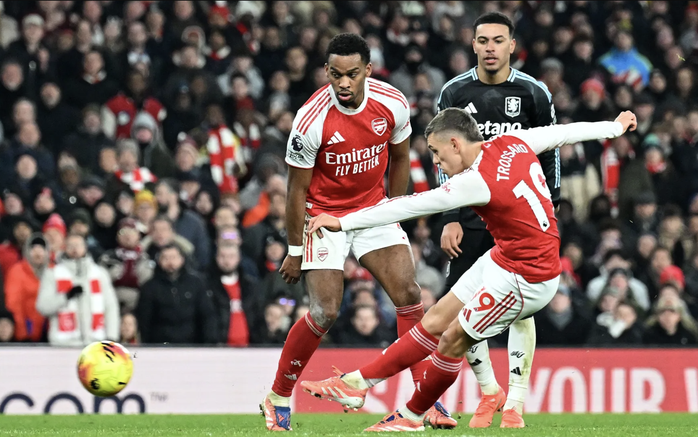 Arsenal dội "mưa b&agrave;n thắng" trước Aston Villa, v&ocirc; địch lượt đi Ngoại hạng - Ảnh 6.