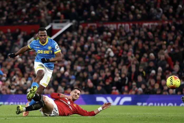 Man United lại đ&aacute;nh rơi chiến thắng tại Old Trafford - Ảnh 1.