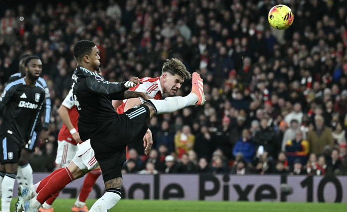 Arsenal dội "mưa b&agrave;n thắng" trước Aston Villa, v&ocirc; địch lượt đi Ngoại hạng - Ảnh 2.