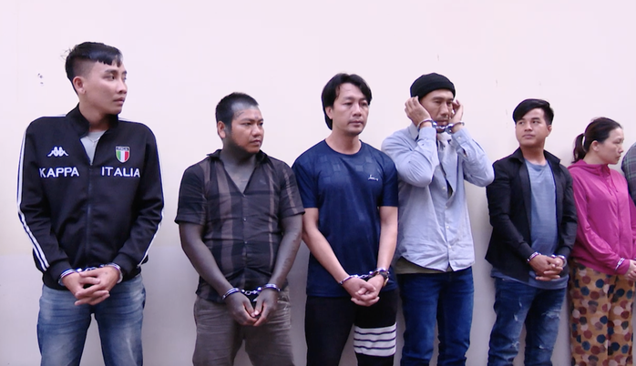 CLIP C&ocirc;ng an TPHCM thực hiện lệnh bắt L&ecirc; Phong Gia Lai - Ảnh 1.