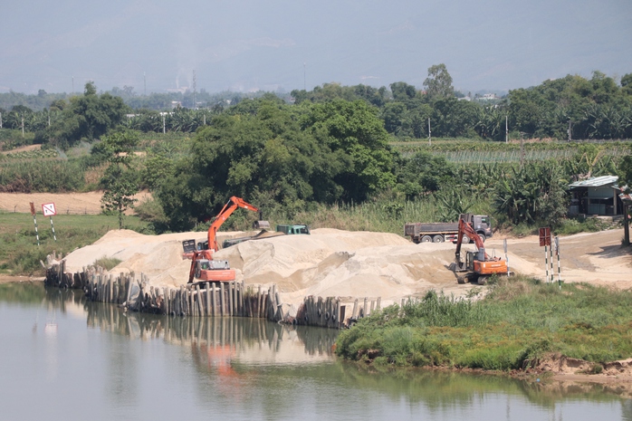 Doanh nghiệp tr&uacute;ng đấu gi&aacute; mỏ c&aacute;t đứng ngồi kh&ocirc;ng y&ecirc;n - Ảnh 1.