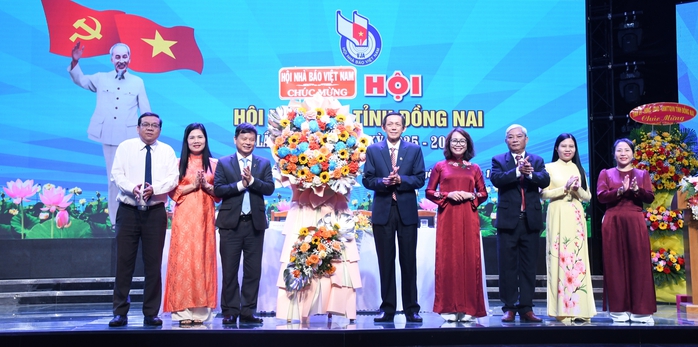 Nh&agrave; b&aacute;o Trần Nam Đ&ocirc;ng t&aacute;i đắc cử Chủ tịch Hội Nh&agrave; b&aacute;o tỉnh Đồng Nai - Ảnh 2.