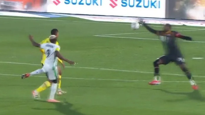 Kh&oacute; tin: Một đội phải d&ugrave;ng 3 thủ m&ocirc;n trong c&ugrave;ng trận tại AFCON - Ảnh 2.