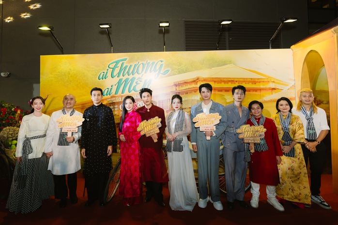 Trấn Th&agrave;nh v&agrave; Trường Giang ch&uacute;c mừng Thu Trang, Tiến Luật - Ảnh 9.