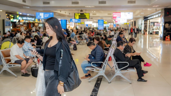 Sân bay Nội Bài đón lượng khách khủng dịp Tết Dương lịch 2026 - Ảnh 1. Sân bay Nội Bài đón lượng khách khủng dịp Tết Dương lịch 2026 - Ảnh 1.