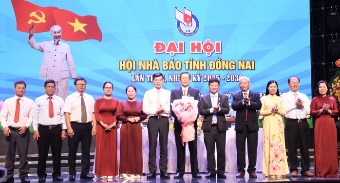 Nh&agrave; b&aacute;o Trần Nam Đ&ocirc;ng t&aacute;i đắc cử Chủ tịch Hội Nh&agrave; b&aacute;o tỉnh Đồng Nai - Ảnh 1.