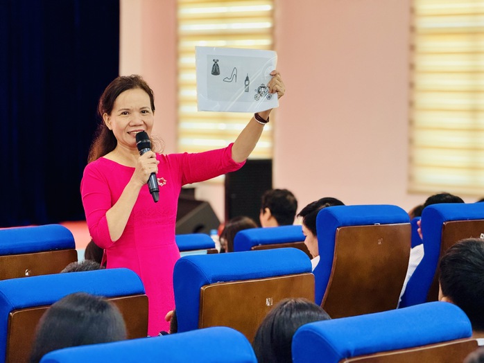 TPHCM trang bị hơn 10.600 bản s&aacute;ch l&yacute; luận, ch&iacute;nh trị cho cơ sở - Ảnh 4.