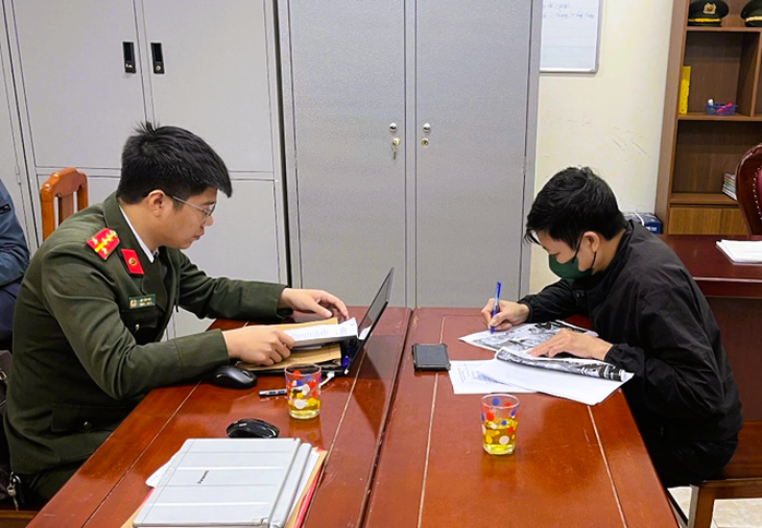 Một người đ&agrave;n &ocirc;ng đăng tải nhiều video xuy&ecirc;n tạc của L&ecirc; Trung Khoa - Ảnh 1.