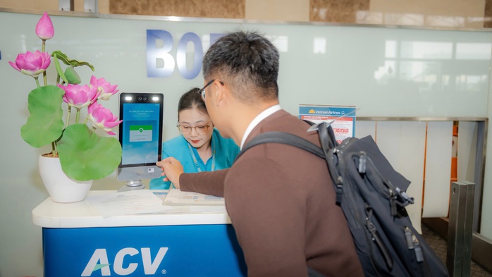 Sân bay Nội Bài đón lượng khách khủng dịp Tết Dương lịch 2026 - Ảnh 2. Sân bay Nội Bài đón lượng khách khủng dịp Tết Dương lịch 2026 - Ảnh 2.