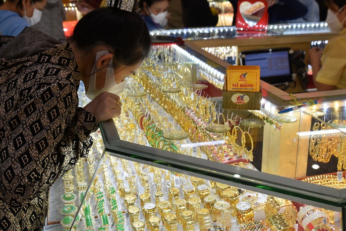 Gi&aacute; v&agrave;ng h&ocirc;m nay 31-12: Lao l&ecirc;n rồi bất ngờ giảm s&acirc;u - Ảnh 1.