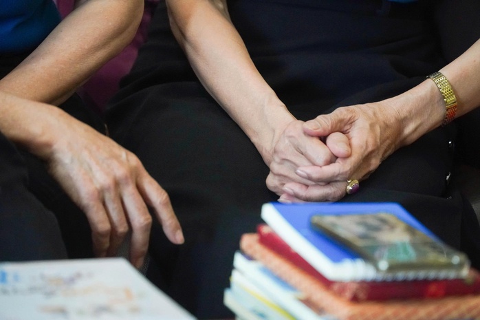 B&aacute;o Người Lao Động trao 100 &aacute;o ấm v&agrave; s&aacute;ch cho dự &aacute;n &ldquo;S&aacute;ch hay cho học sinh tiểu học&rdquo; - Ảnh 2.