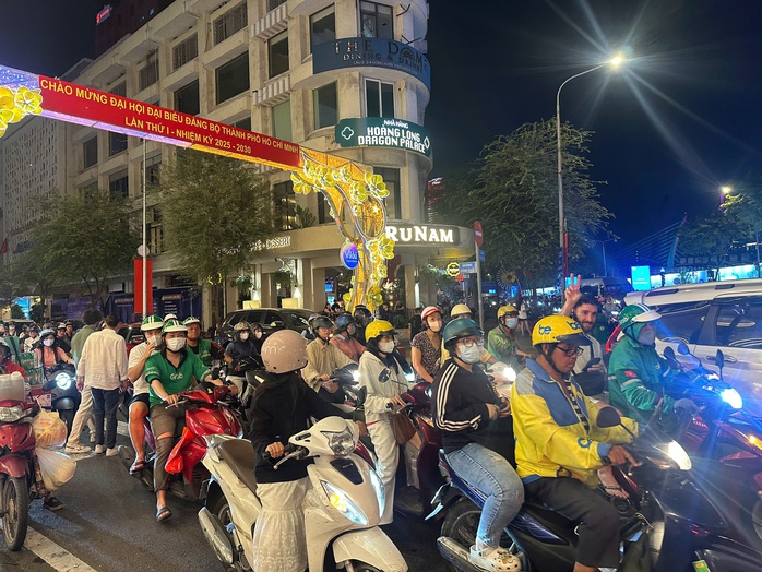 "Biển người" chờ đ&oacute;n xem ph&aacute;o hoa mừng năm mới 2026 - Ảnh 1.