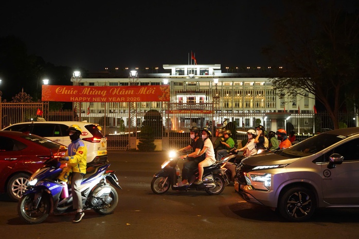 "Biển người" chờ đ&oacute;n xem ph&aacute;o hoa mừng năm mới 2026 - Ảnh 5.