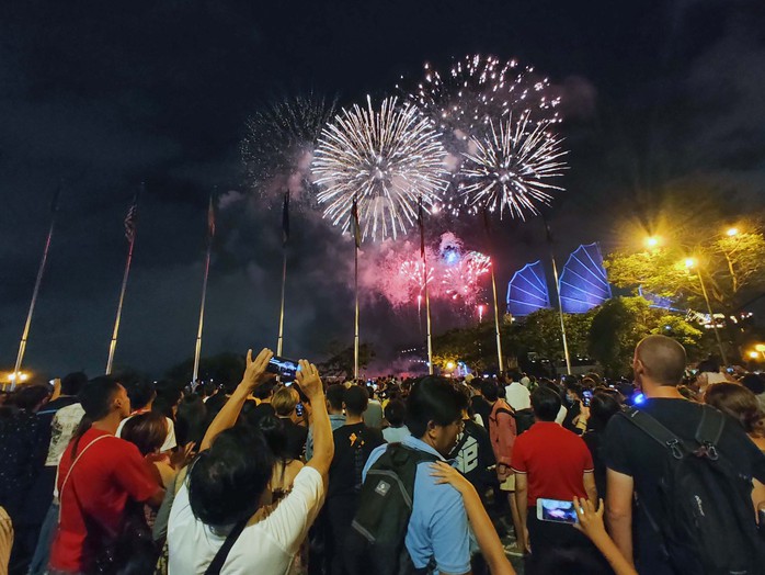 Chương tr&igrave;nh bắn ph&aacute;o hoa TPHCM ch&agrave;o đ&oacute;n năm mới 2026 đầy sắc m&agrave;u - Ảnh 3.