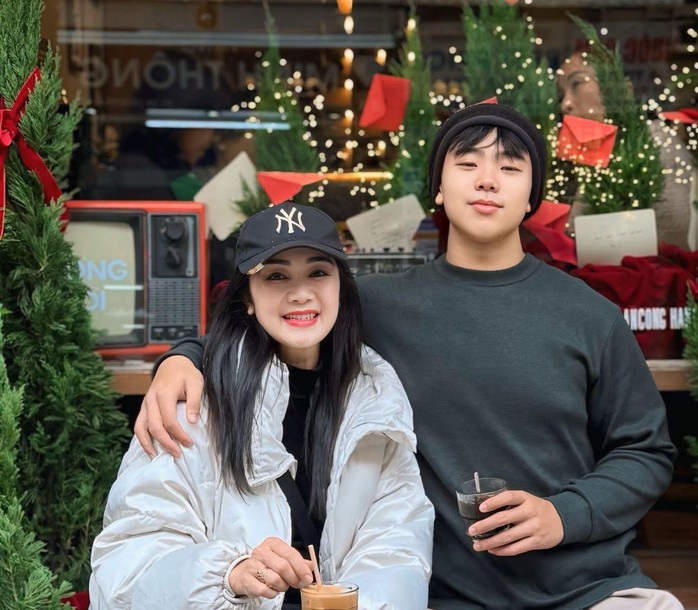 NSND Thu H&agrave;: Bữa tối đầu năm với con trai v&agrave; k&yacute; ức về đồng nghiệp, giải Mai V&agrave;ng - Ảnh 1.