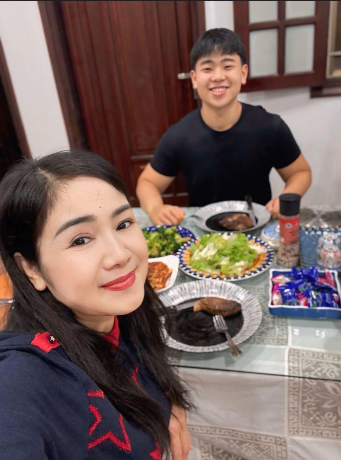 NSND Thu H&agrave;: Bữa tối đầu năm với con trai v&agrave; k&yacute; ức về đồng nghiệp, giải Mai V&agrave;ng - Ảnh 2.