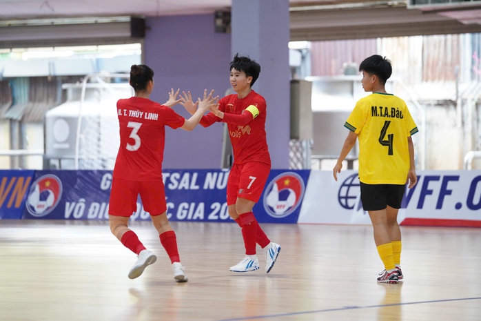 Tuyết Dung tỏa s&aacute;ng, Phong Ph&uacute; H&agrave; Nam c&oacute; 1 điểm đầu tay ở giải futsal nữ VĐQG - Ảnh 2.