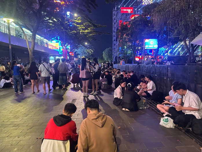 "Biển người" chờ đ&oacute;n xem ph&aacute;o hoa mừng năm mới 2026 - Ảnh 2.