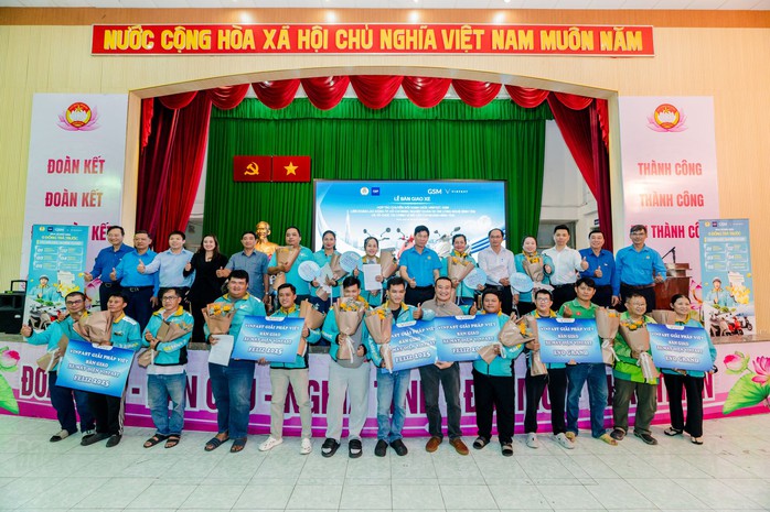 VinFast hỗ trợ tài xế xe ôm mua xe máy điện trả góp lãi suất 0 % - Ảnh 1. VinFast hỗ trợ tài xế xe ôm mua xe máy điện trả góp lãi suất 0 % - Ảnh 1.