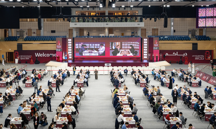 Magnus Carlsen gi&agrave;nh "c&uacute; đ&uacute;p v&agrave;ng" Giải v&ocirc; địch cờ nhanh, cờ chớp thế giới - Ảnh 2.