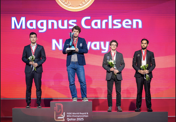 Magnus Carlsen gi&agrave;nh "c&uacute; đ&uacute;p v&agrave;ng" Giải v&ocirc; địch cờ nhanh, cờ chớp thế giới - Ảnh 3.