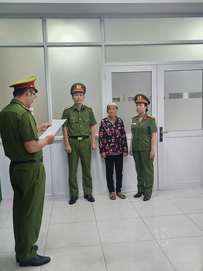 Công an TPHCM bắt một phụ nữ cho đổ hơn 257 tấn xà bần trên đất - Ảnh 1.