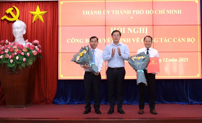 Ph&oacute; B&iacute; thư L&ecirc; Quốc Phong trao Quyết định c&ocirc;ng t&aacute;c c&aacute;n bộ tại phường L&aacute;i Thi&ecirc;u - Ảnh 1.