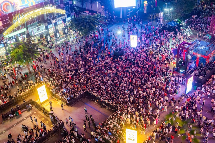 "Biển người" chờ đ&oacute;n xem ph&aacute;o hoa mừng năm mới 2026 - Ảnh 3.