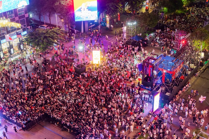 "Biển người" chờ đ&oacute;n xem ph&aacute;o hoa mừng năm mới 2026 - Ảnh 4.