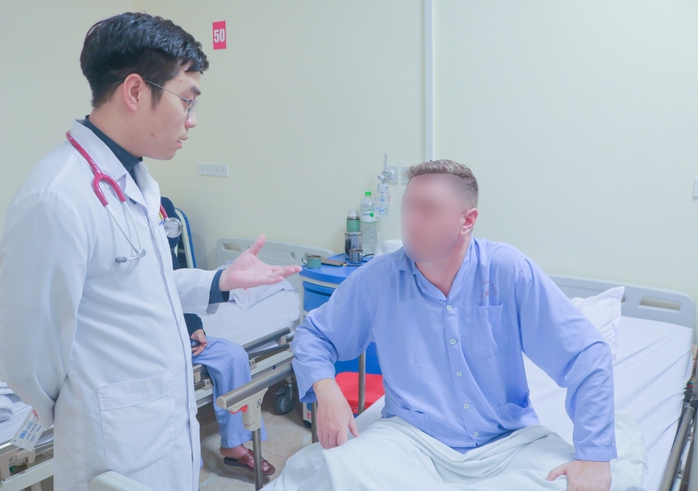 Cứu người đ&agrave;n &ocirc;ng nước ngo&agrave;i   "B&Aacute;O ĐỘNG ĐỎ" CỨU SỐNG NGƯỜI NƯỚC NGO&Agrave;I NGỪNG TIM ĐỘT NGỘT SAU KHI CHƠI PICKLEBALL - Ảnh 3.