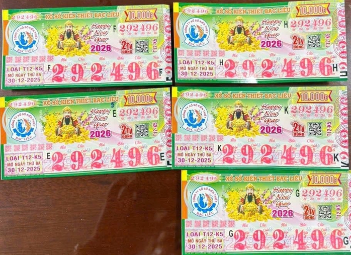 Xổ số miền Nam: Nhiều người đổ xô đến đại lý đổi giải độc đắc cuối năm - Ảnh 2.