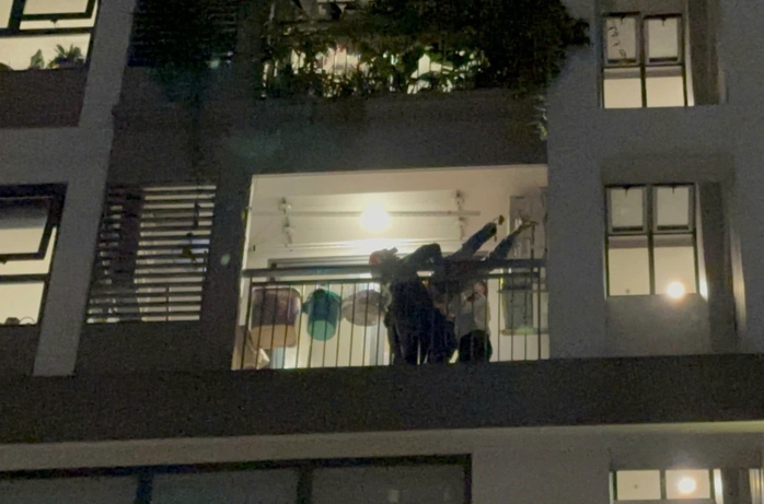 &Aacute;p lực gia đ&igrave;nh khiến nam thanh ni&ecirc;n tự tử tại chung cư Q7 Boulevard được cứu sống - Ảnh 1.