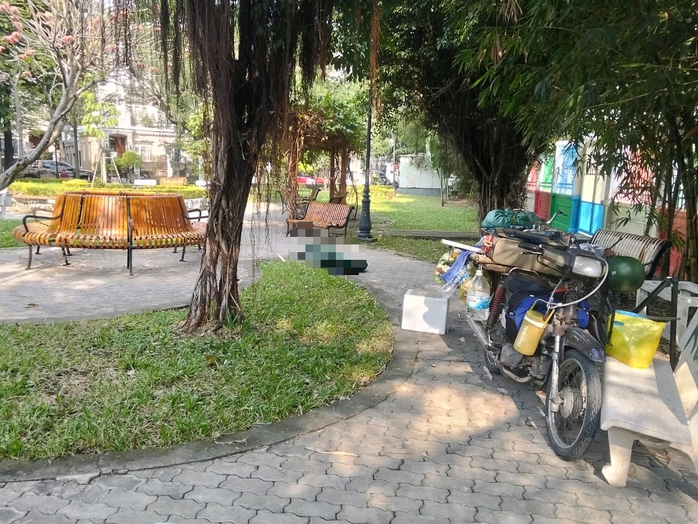 Ph&aacute;t hiện người đ&agrave;n &ocirc;ng tử vong trong c&ocirc;ng vi&ecirc;n ở TPHCM g&acirc;y chấn động - Ảnh 1.