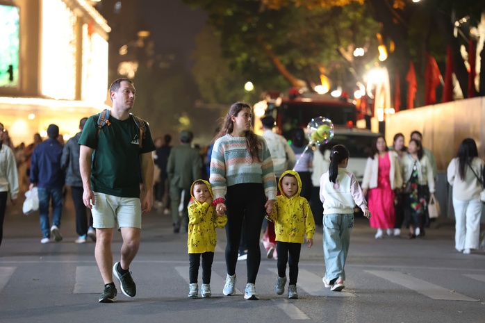 "Biển người" chờ đ&oacute;n xem ph&aacute;o hoa mừng năm mới 2026 - Ảnh 9.