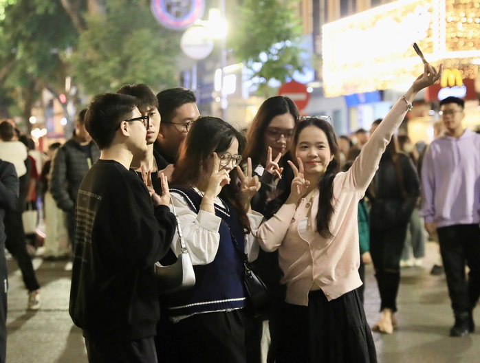 H&aacute;o hức chờ đ&oacute;n xem ph&aacute;o hoa mừng năm mới 2026 - Ảnh 14.